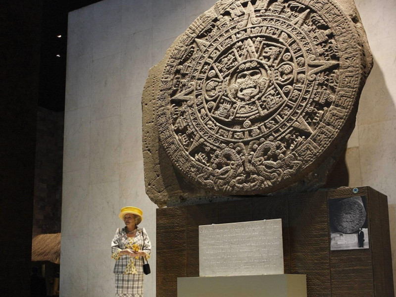 La Reina Beatriz de Holanda posa junto a la Piedra del Sol, en una visita a México en 2009