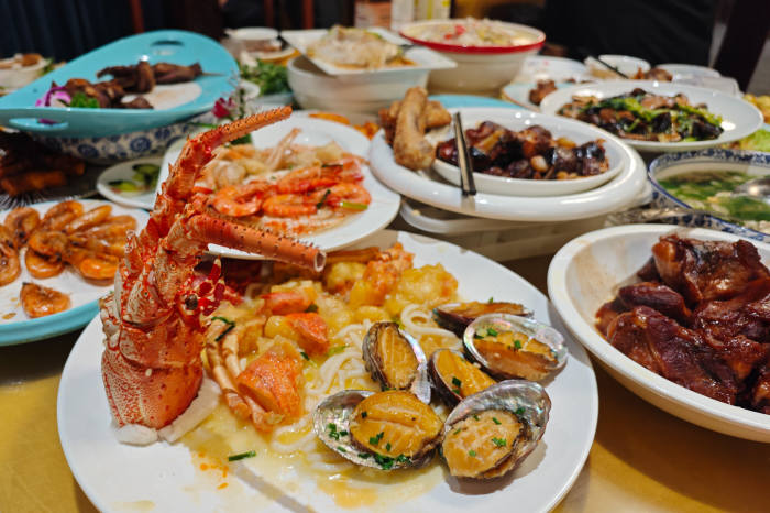 Restos de comida en un banquete en Shanghai, China.