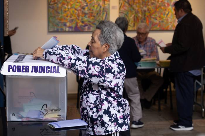 Una persona emitiendo su voto en una elección judicial en la Ciudad de México.