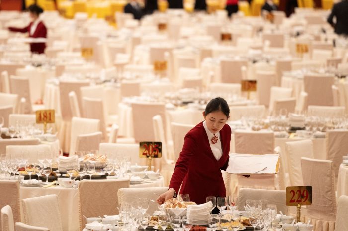 Un salón de banquetes en Beijing se prepara para una recepción del Día Nacional.