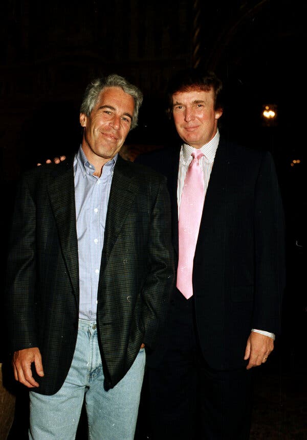 Jeffrey Epstein y Donald Trump posan para la cámara. Ambos visten americana oscura y camisa abotonada.