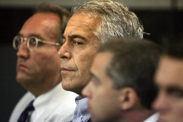 Un encuadre ajustado de Jeffrey Epstein en el tribunal.