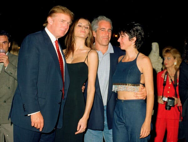 Donald Trump y Melania Knauss, su novia y futura esposa, Jeffrey Epstein, y Ghislaine Maxwell posan para una foto.