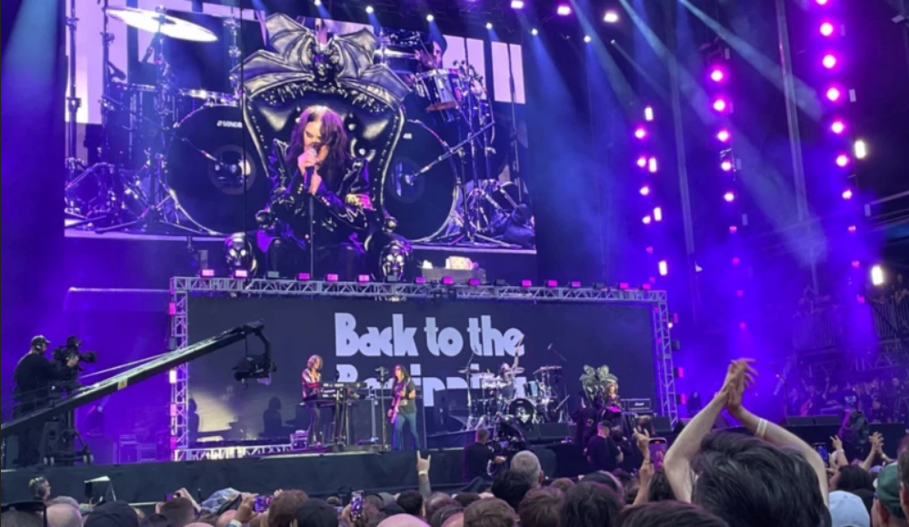 El pasado 5 de julio ofreció su último concierto en Villa Park, Birmingham, sentado en un trono negro
