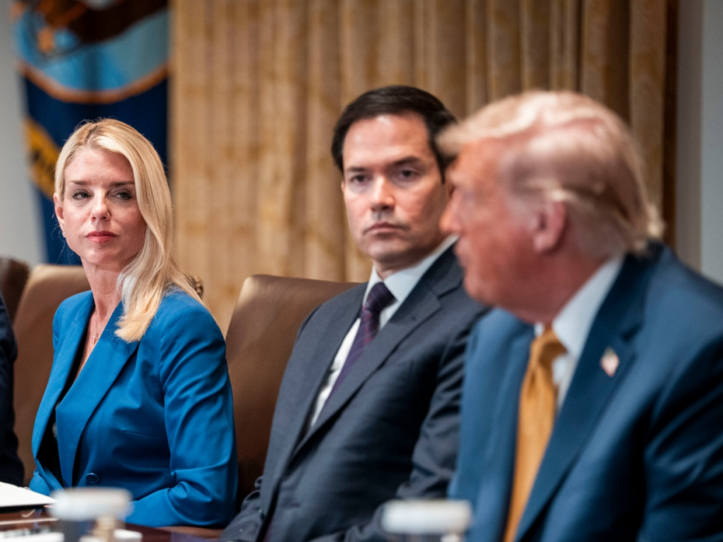 Bondi informó a Trump que su nombre figuraba en los archivos de Epstein