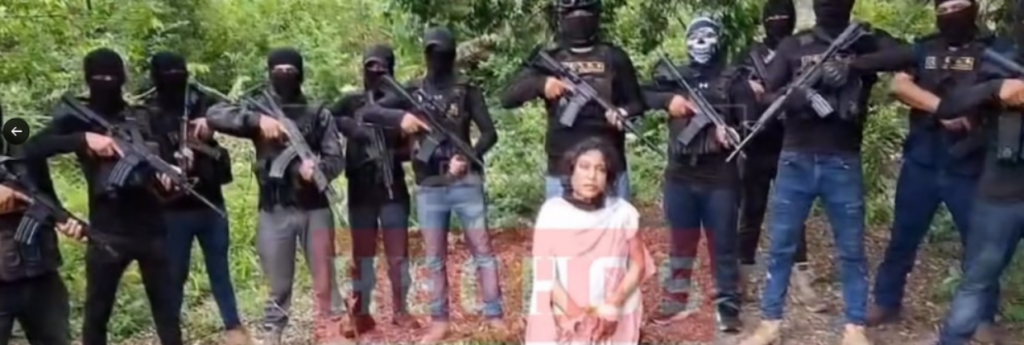 Irma Hernández Cruz apareció en un video rodeada de hombres armados. (Captura de pantalla)