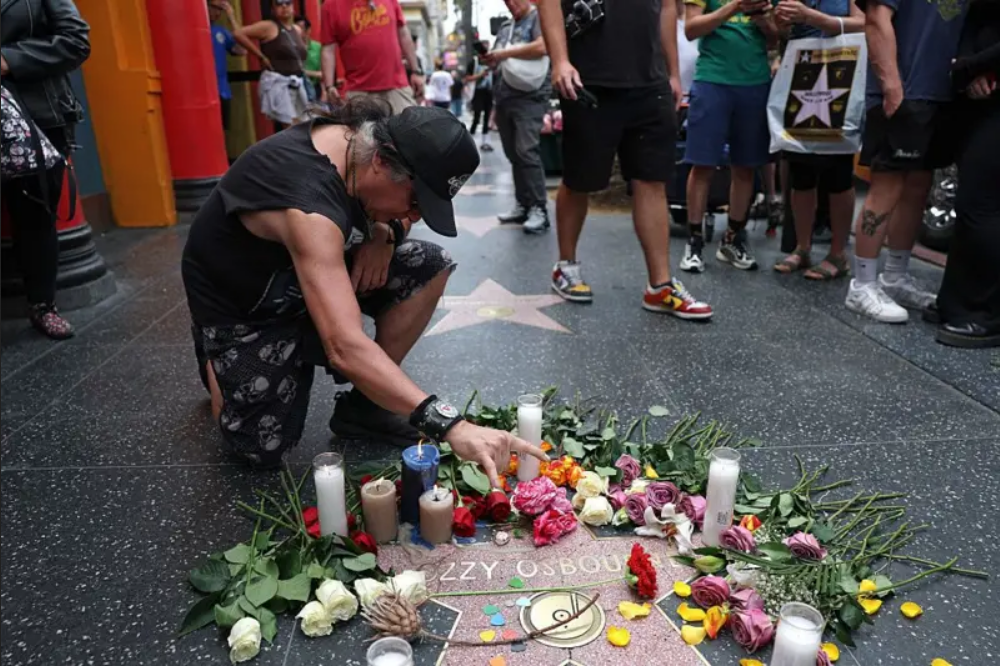 También en el Paseo de la Fama de Hollywood, varios fans homenajearon con flores a Ozzy Osbourne.