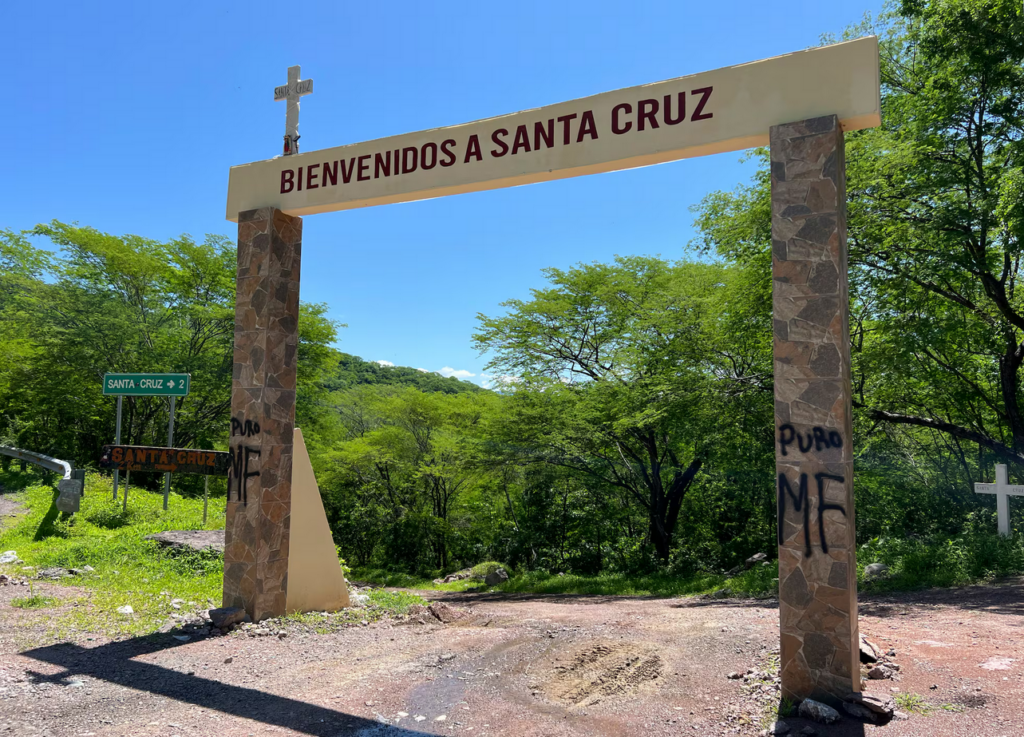 Los arcos de uno de los pueblos que está camino a Surutato, Badiraguato, muestras pintas de la facción de “los mayitos”.El País