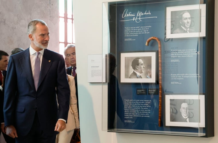 El Rey Felipe inaugurando en Sevilla la exposición 'Los Machado. Retrato de familia'