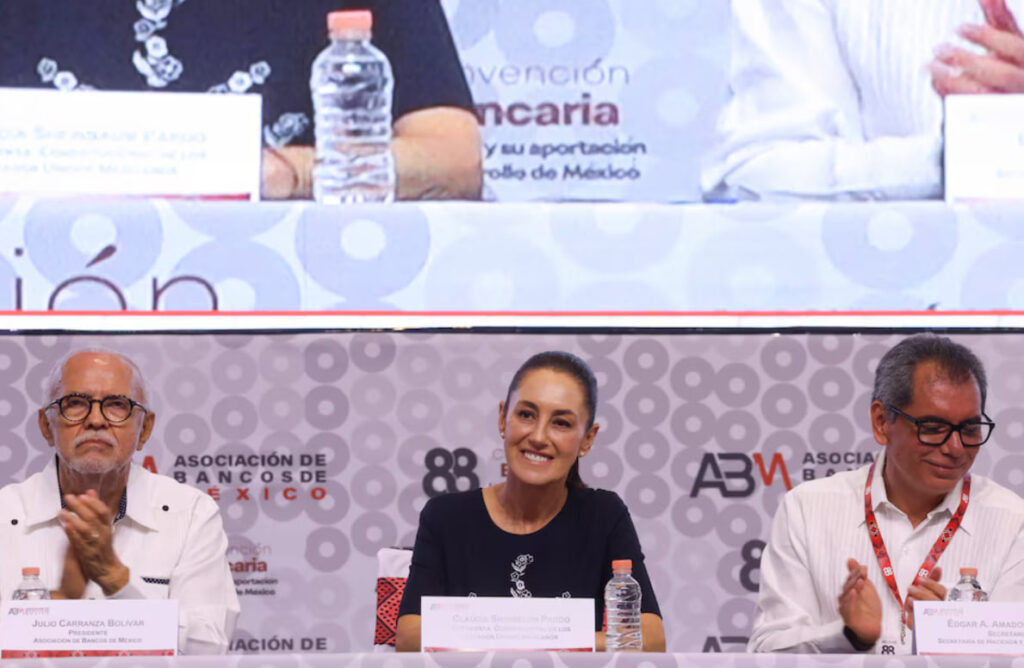 En la 88 Convención Bancaria, la presidenta Sheinbaum confirmó el aumento salarial para 2026. FOTO: Presidencia
