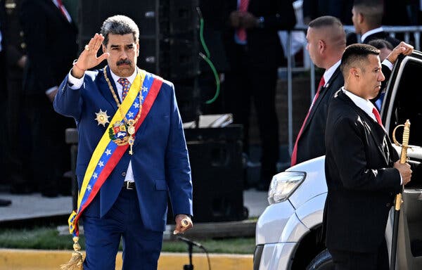 El presidente de Venezuela, Nicolás Maduro, vistiendo un traje mientras saluda en un evento oficial.