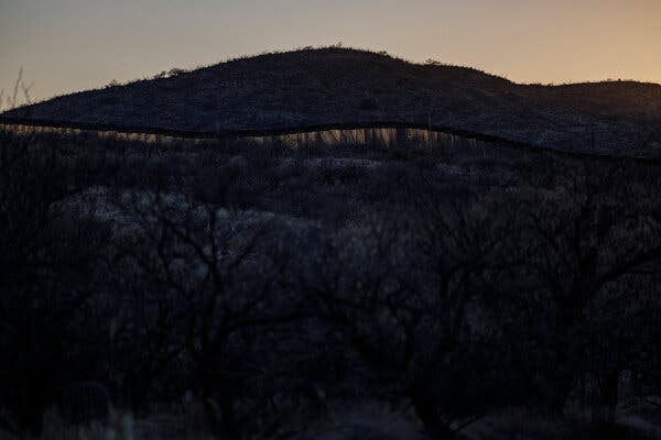 Al anochecer, se puede ver una pared gris claro serpenteando a lo largo de una ladera.