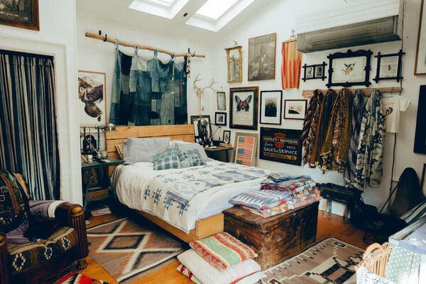 El dormitorio de la casa de Bihlmaier está agradablemente abarrotado de objetos antiguos y fotos enmarcadas.