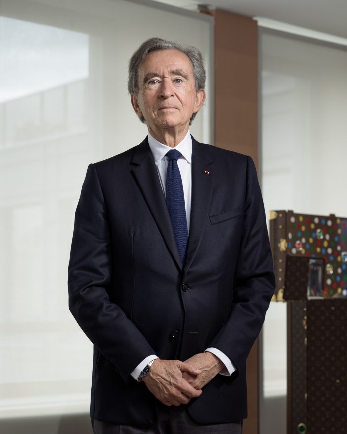 Retrato de Bernard Arnault en la sede de LVMH.