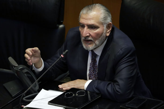 Adán Augusto López hablando en una sesión legislativa.