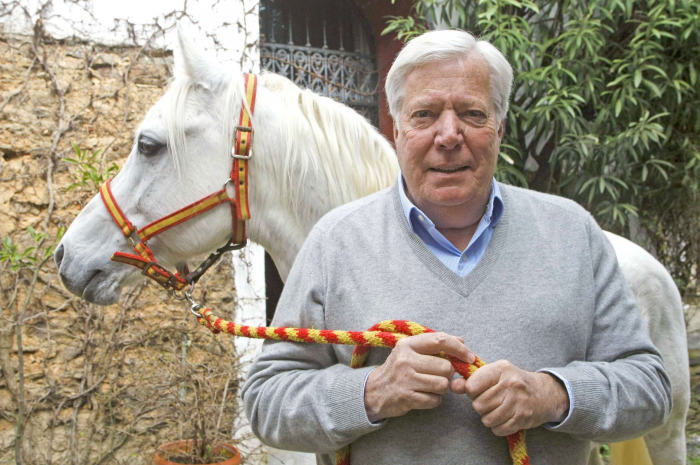 Nicolas Puech con un caballo blanco.