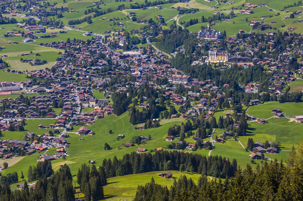 Vista aérea de Gstaad, Suiza.