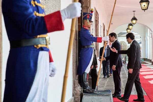 Marco Rubio caminaba entre guardias militares con uniformes formales.