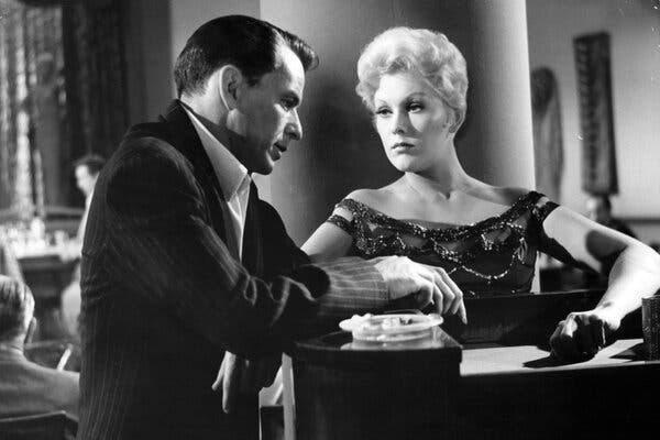 Kim Novak junto a Frank Sinatra en una escena en blanco y negro de “El hombre del brazo de oro”.