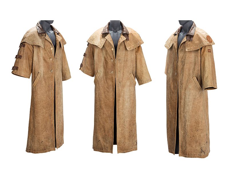 Varios ángulos de una gabardina de cuero con plumero que llevó el actor Ron Perlman en 'Hellboy' 