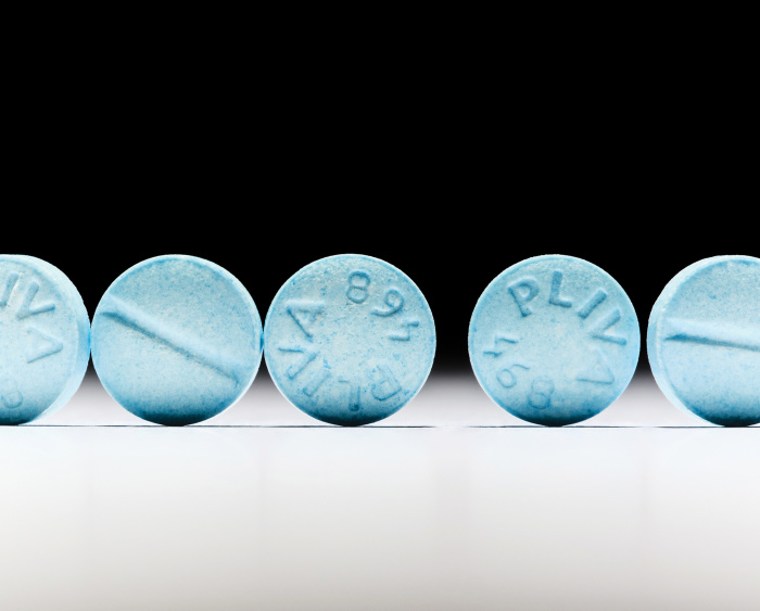 Cinco pastillas de color azul claro seguidas.