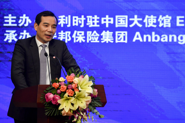 El director ejecutivo de Anbang, Wu Xiaohui, hablando en un podio.