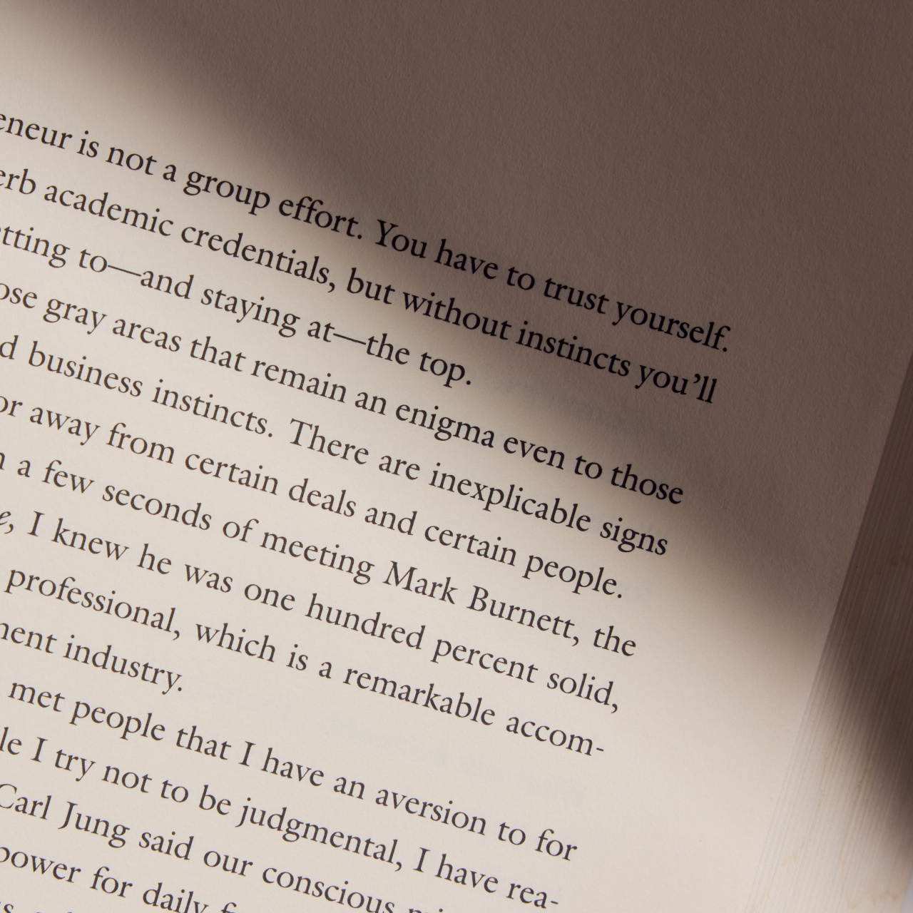 Fotografía de una página de libro con una animación superpuesta para resaltar la palabra enigma.