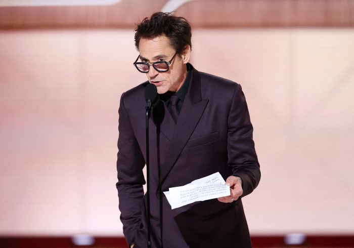 Robert Downey Jr. aceptando un premio Globo de Oro.