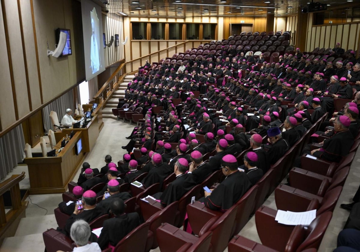 León XIV durante una reunión con los nuevos obispos ordenados este año y los obispos misioneros
