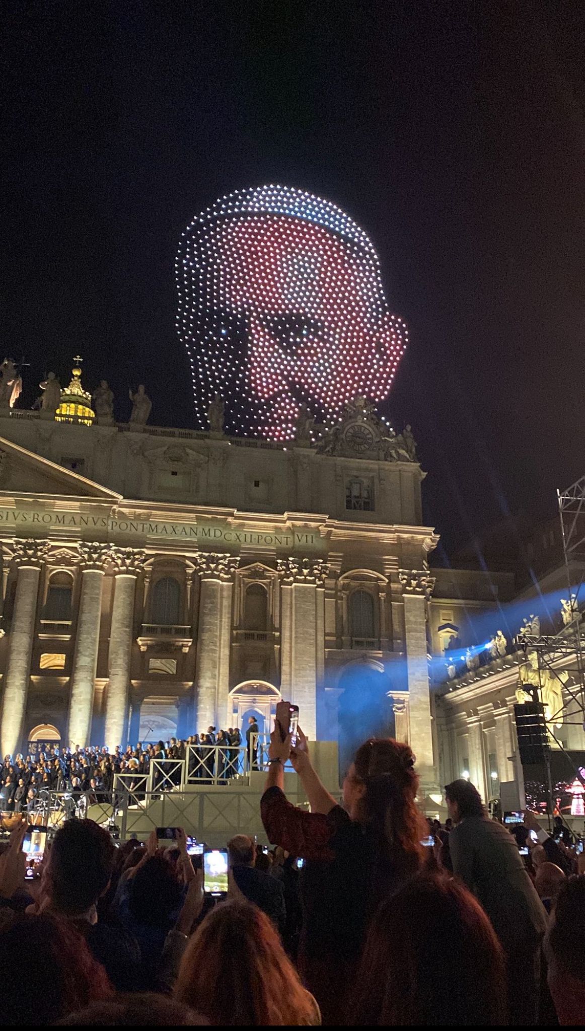 Rostro del Papa Francisco proyectado en la Basílica de San Pedro. Crédito: Cortesía Eva Fernández
