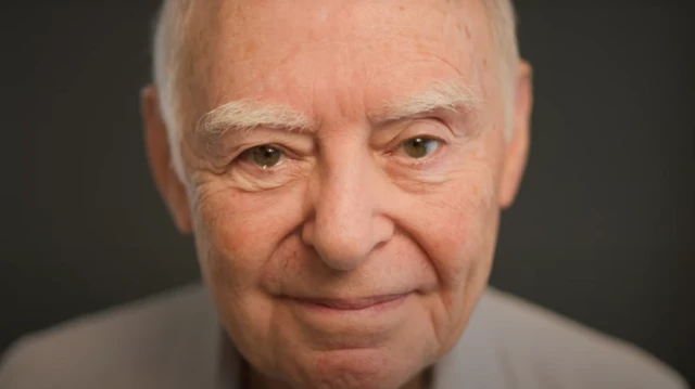 El rostro de Ralph Rehbock, quien ve directamente a la cámara.