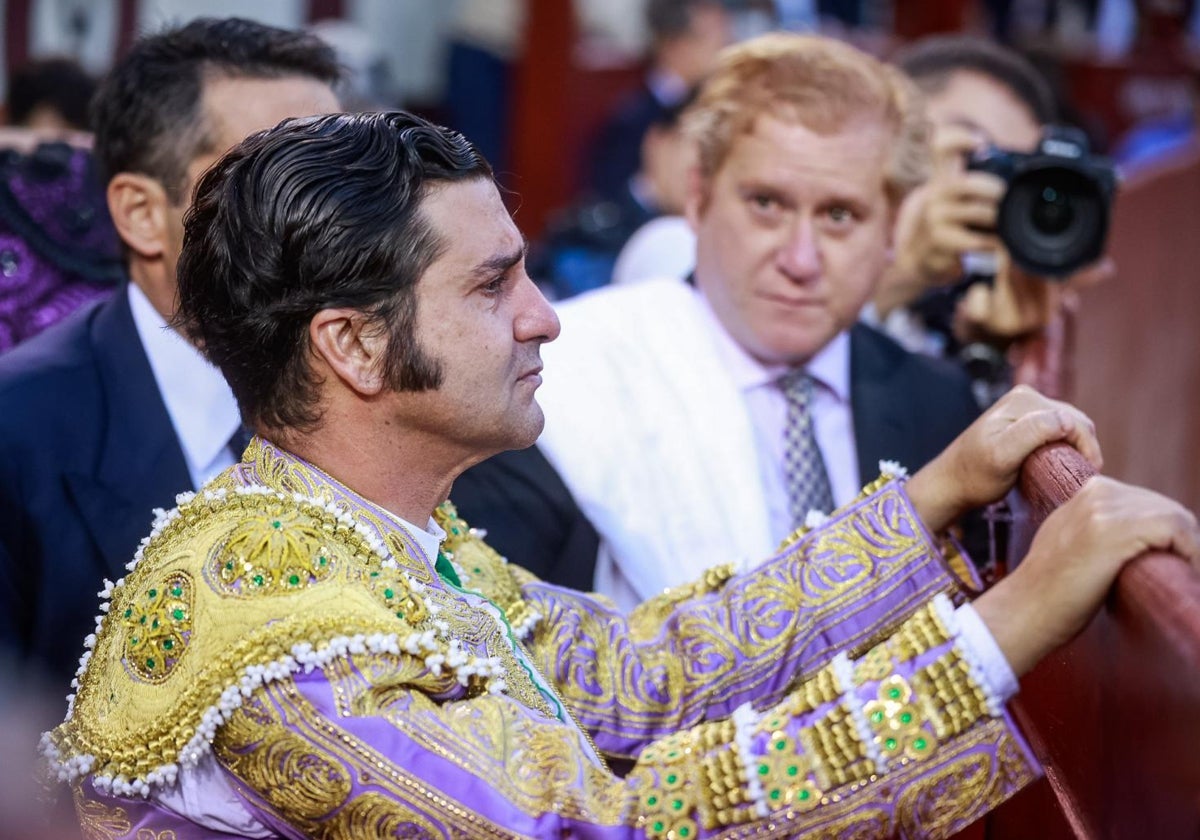 Morante de la Puebla, agarrado a la tablas en el callejón de Las Ventas, junto a su apoderado y su mozo de espadas