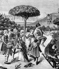 Una fotografía histórica muestra a campesinos bailando alrededor de un árbol.