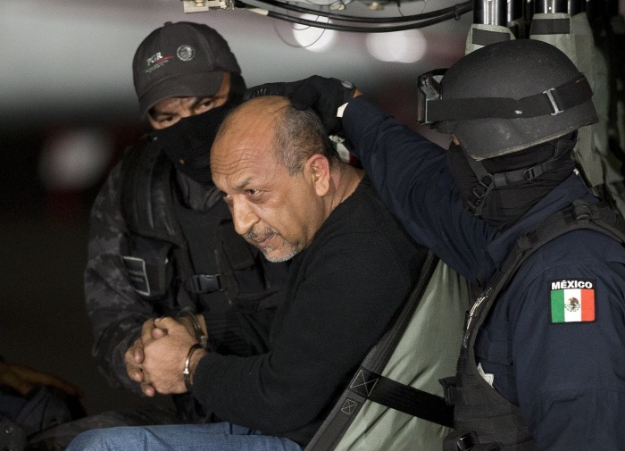 Policía federal mexicana custodiando a Servando 'La Tuta» Gómez' en 2015.