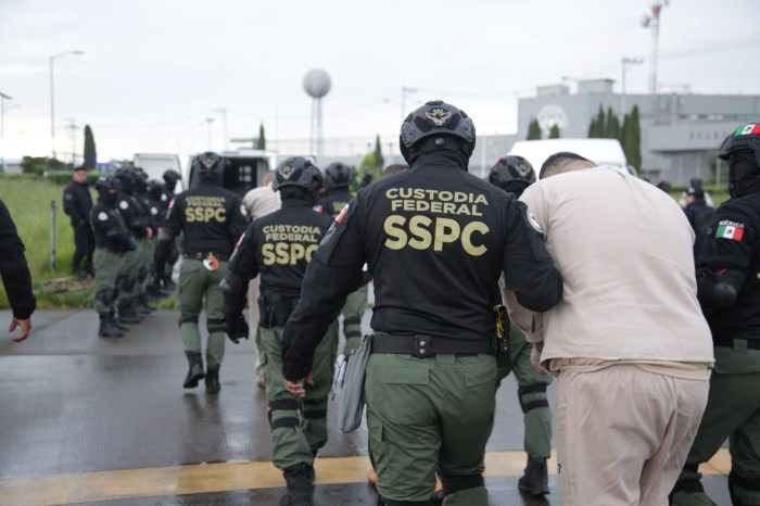 Fuerzas federales en México escoltan a prisioneros antes de ser subidos a aviones militares con destino a Estados Unidos.