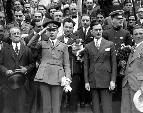El aviador y explorador italiano Gral. Umberto Nobile, su terrier, Titina, y el alcalde James J. Walker asistieron en 1926 a una celebración de bienvenida en el Ayuntamiento de Nueva York para Nobile, quien “conquistó el Polo Norte por aire”, dijo el Times.