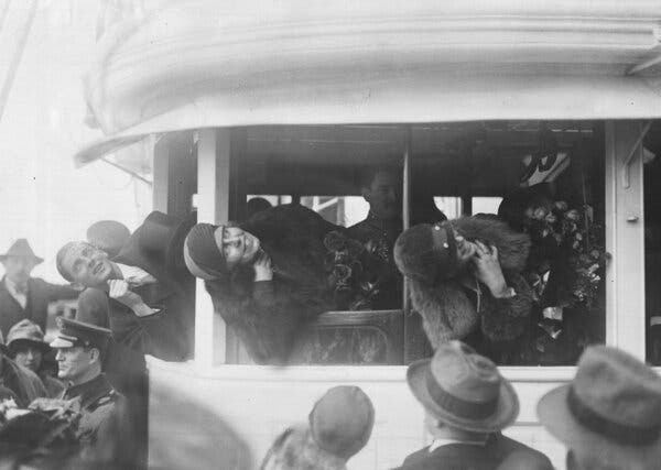 La reina María de Rumania y dos de sus hijos, el príncipe Nicolás y la princesa Ileana, llegaron a Nueva York el 18 de octubre de 1926 para iniciar una gira por Estados Unidos.