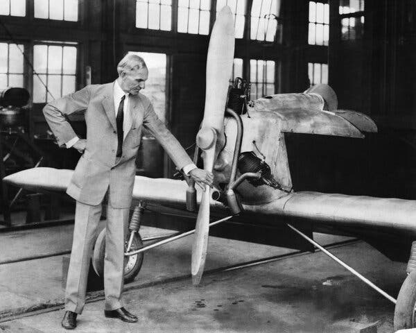 Henry Ford presentó su aeronave personal Flivver el 30 de julio de 1926.