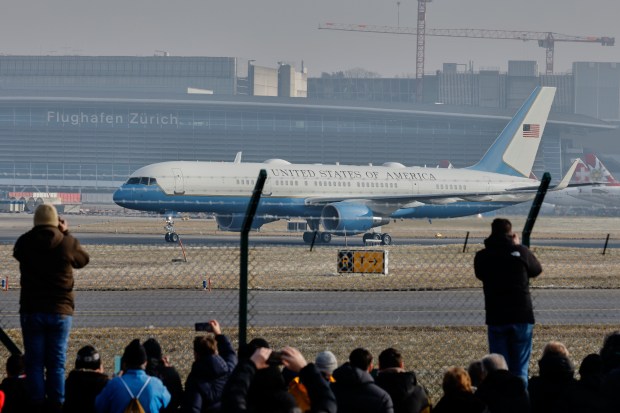El avión de Trump aterriza en Zúrich.