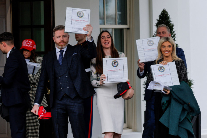 Las personas que salen del Ala Oeste de la Casa Blanca sostienen carpetas de "Los Archivos Epstein: Fase 1".