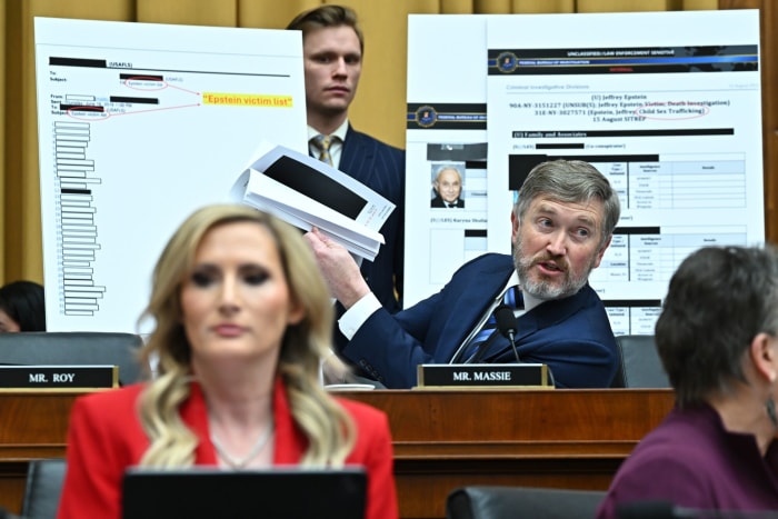 El representante Thomas Massie sostiene documentos redactados durante una audiencia del Comité Judicial de la Cámara de Representantes.