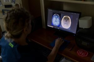 Así es como los científicos pretenden evitar que el alcohol y las drogas secuestren el cerebro | El País