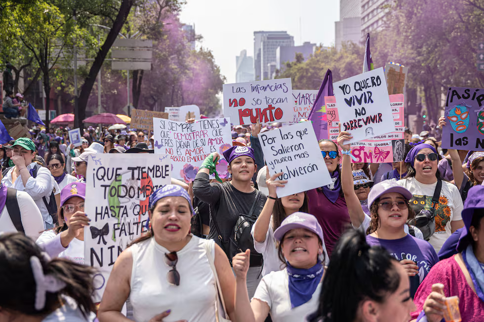 La ola violeta del 8M tiñe las calles en México: “No llegamos todas ...