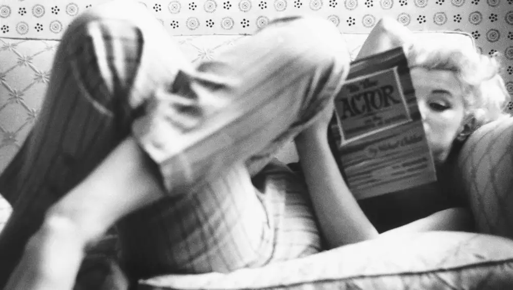 Marilyn Monroe leyendo «Sobre la técnica de la actuación», de Michael Chéjov, en el Hotel Ambassador de Nueva York, en 1955