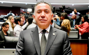 El senador morenista Enrique Inzunza aseguró que no dejará su escaño | El Economista