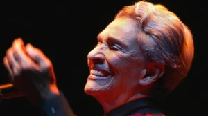 «El que no sabe de amores, llorona, no sabe lo que es martirio»: el misterio que rodea uno de los himnos de México que Chavela Vargas hizo suyo | BBC