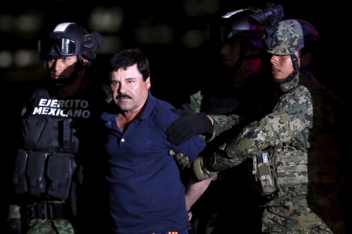El narcotraficante Joaquín "El Chapo" Guzmán, escoltado por soldados.