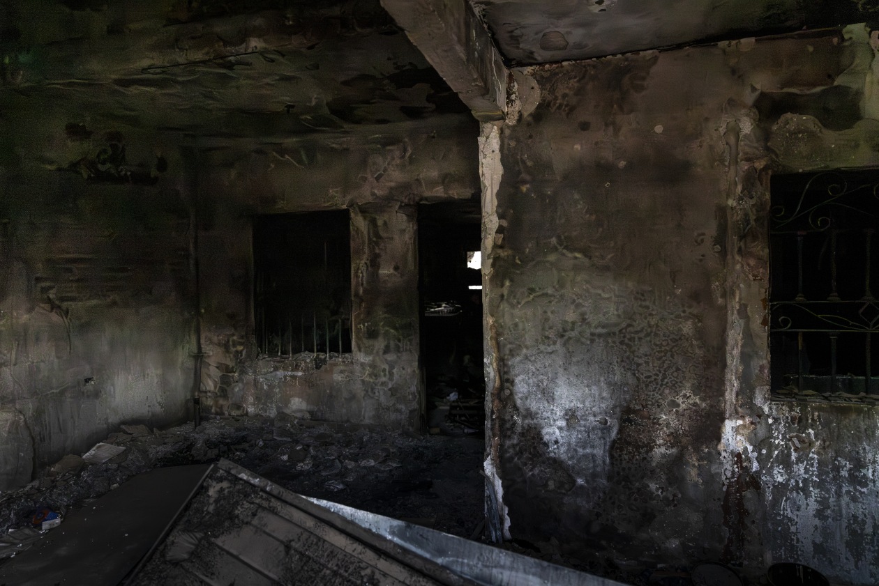 El interior de una casa incendiada con paredes carbonizadas y escombros en el suelo, en Culiacán, México.