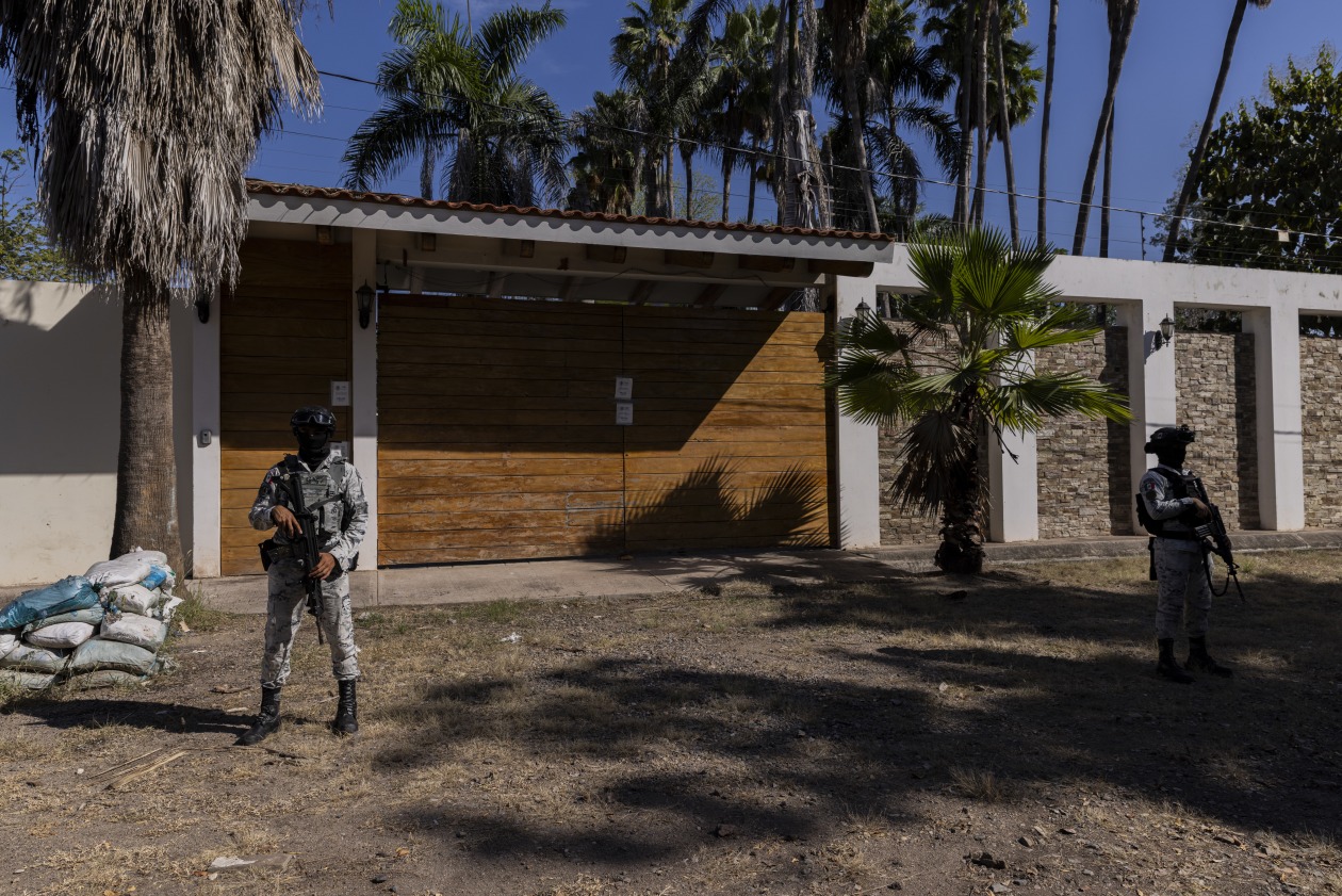 Personal militar custodia la casa donde fue capturado el líder del cártel, Ismael "El Mayo" Zambada García.