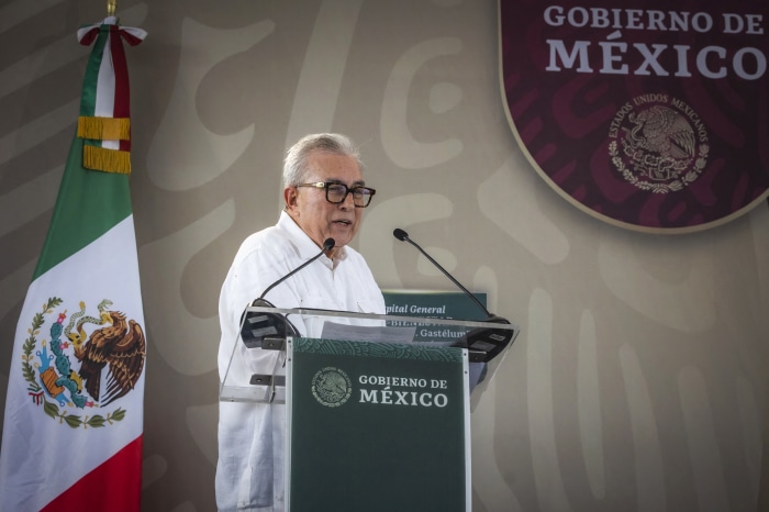 El gobernador mexicano del estado de Sinaloa, Rubén Rocha, habla desde un podio.